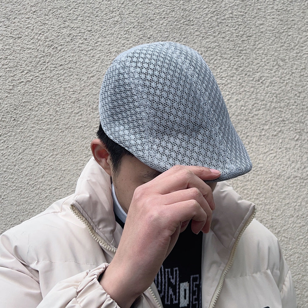 Homme portant un béret gris en laine, style urbain