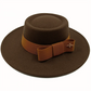 Chapeau beige avec une ombre projetée sur le sol