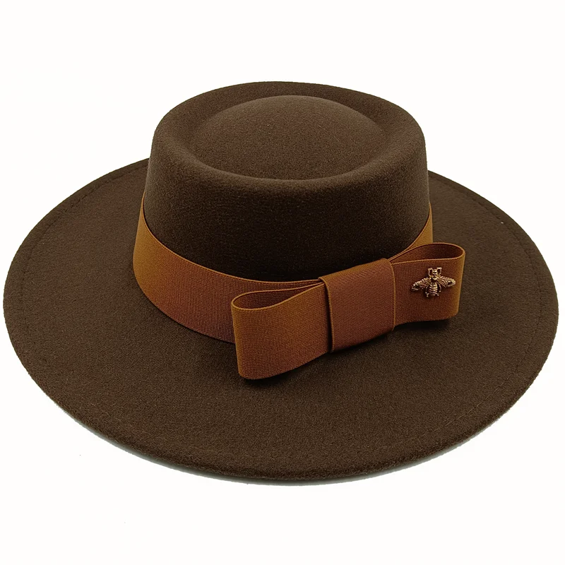 Chapeau beige avec une ombre projetée sur le sol