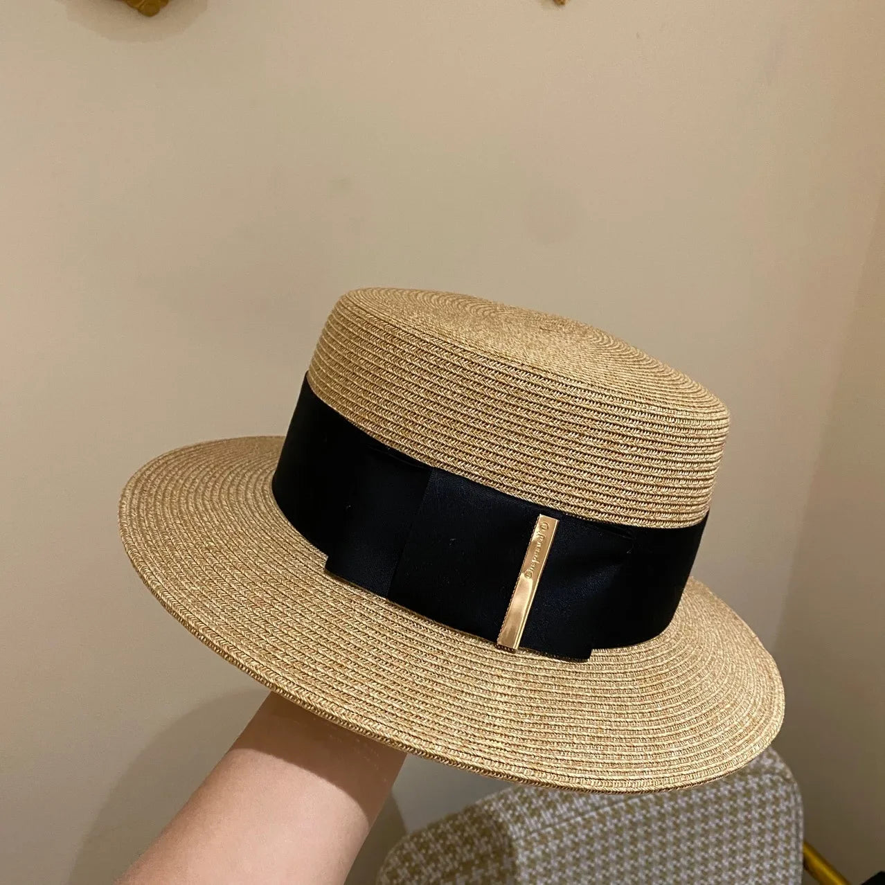 Profil du chapeau canotier, mettant en avant sa structure
