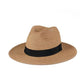 Vue latérale d'un chapeau de paille avec large bord