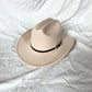Chapeau cowboy sur une table, éclairé par le soleil couchant
