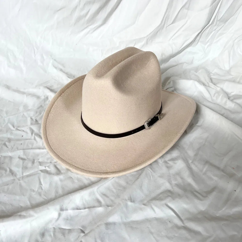 Chapeau cowboy sur une table, éclairé par le soleil couchant