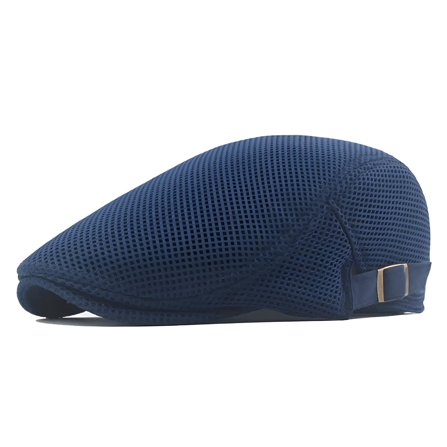 Béret aéré sur une table, prêt pour une journée ensoleillée