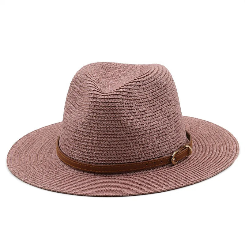 Chapeau Panama sur une chaise en terrasse