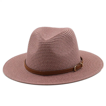 Chapeau Panama sur une chaise en terrasse