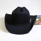 Gros plan sur un chapeau cowboy en cuir brun