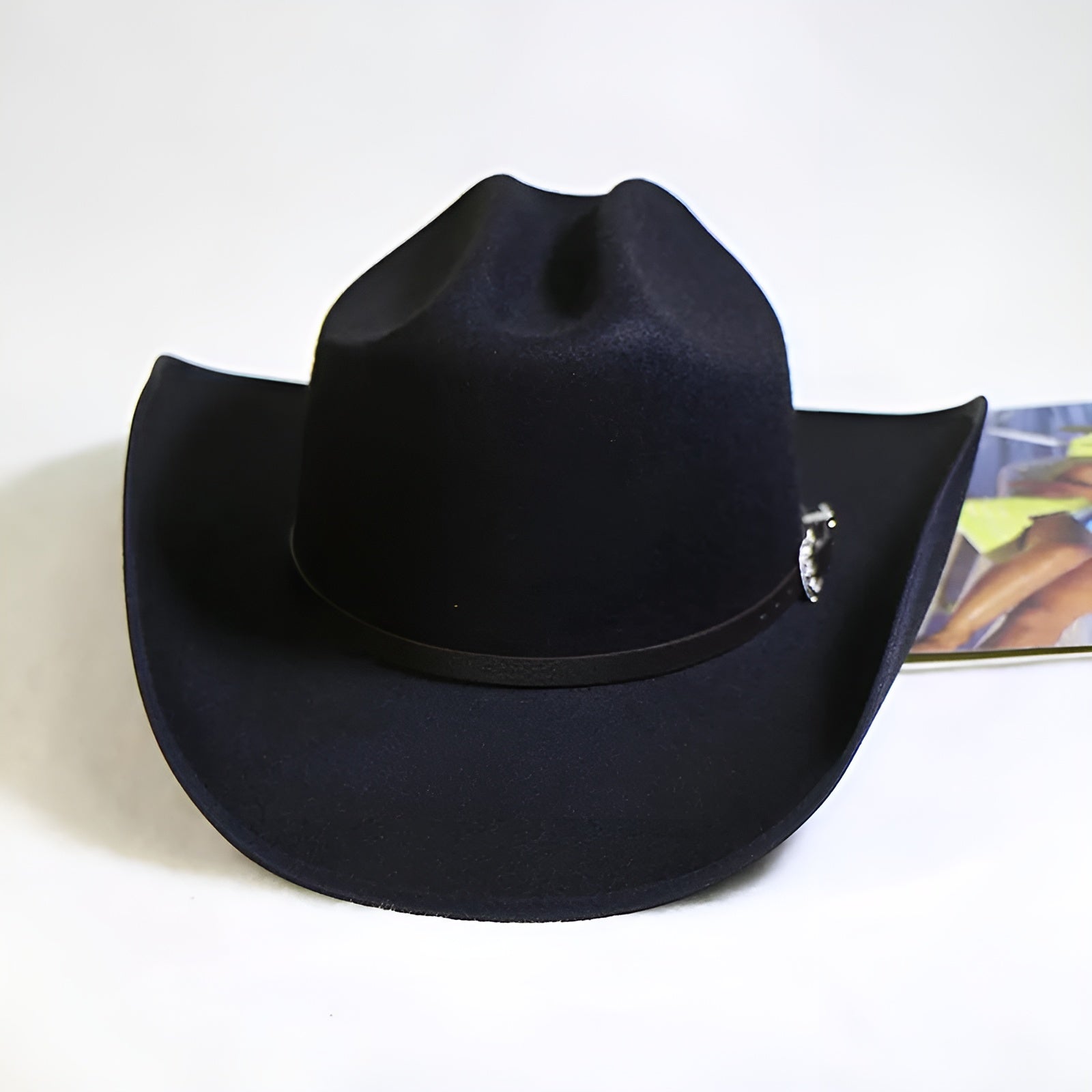 Gros plan sur un chapeau cowboy en cuir brun