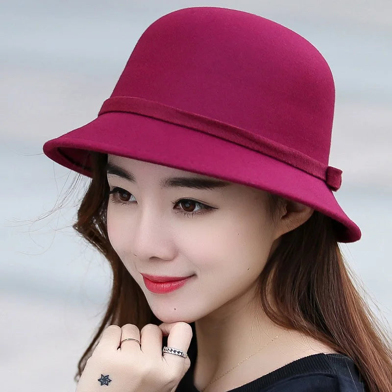 Chapeau cloche beige avec ruban noir, style rétro