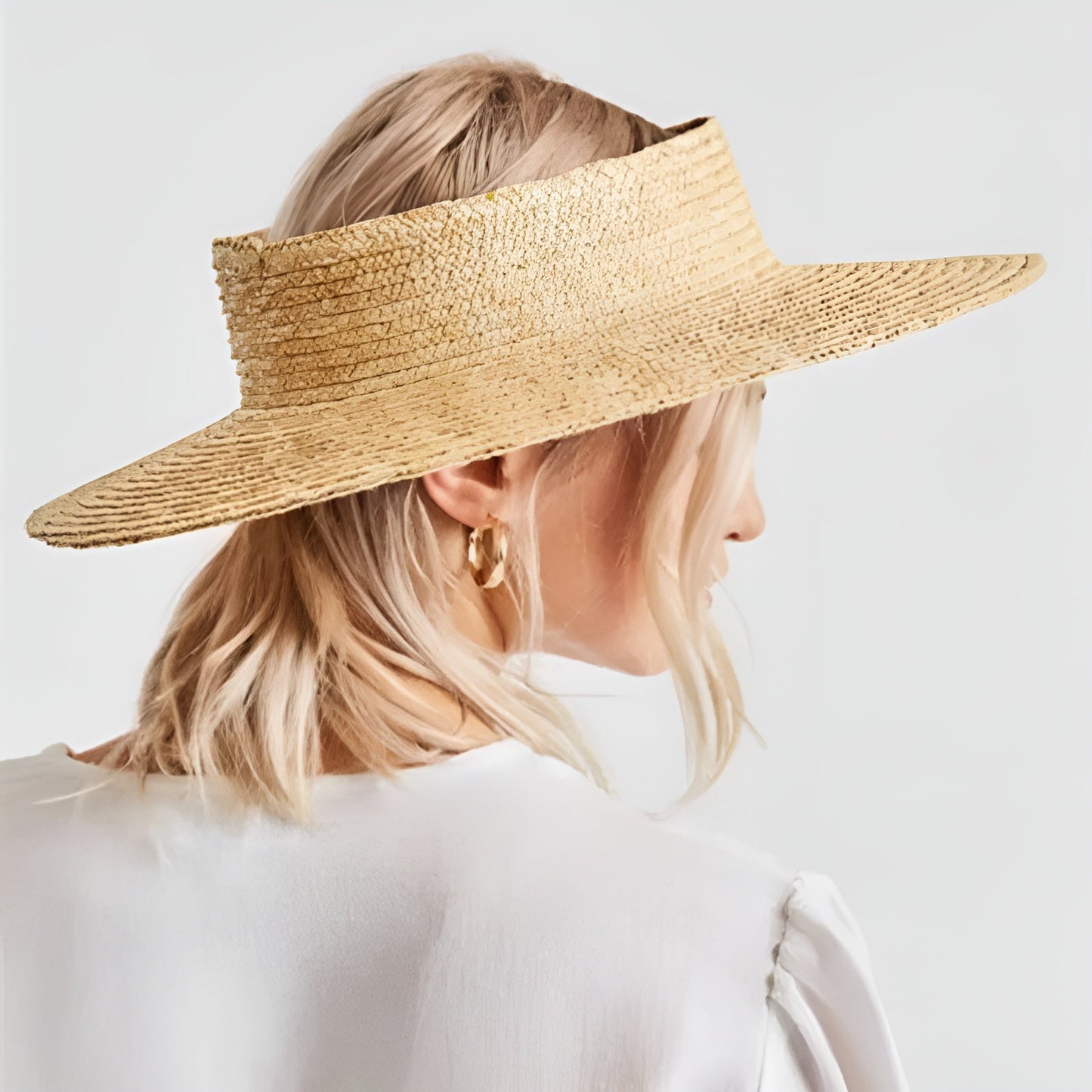Vue latérale d'un chapeau en paille rigide, bord structuré