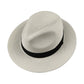 Chapeau Panama porté en extérieur, lumière naturelle