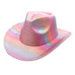 Chapeau cowboy sur fond de ciel bleu