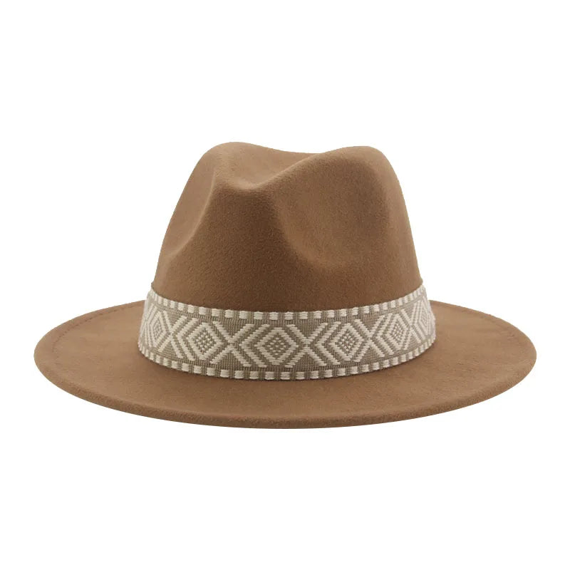 Fedora beige suspendu à un crochet mural