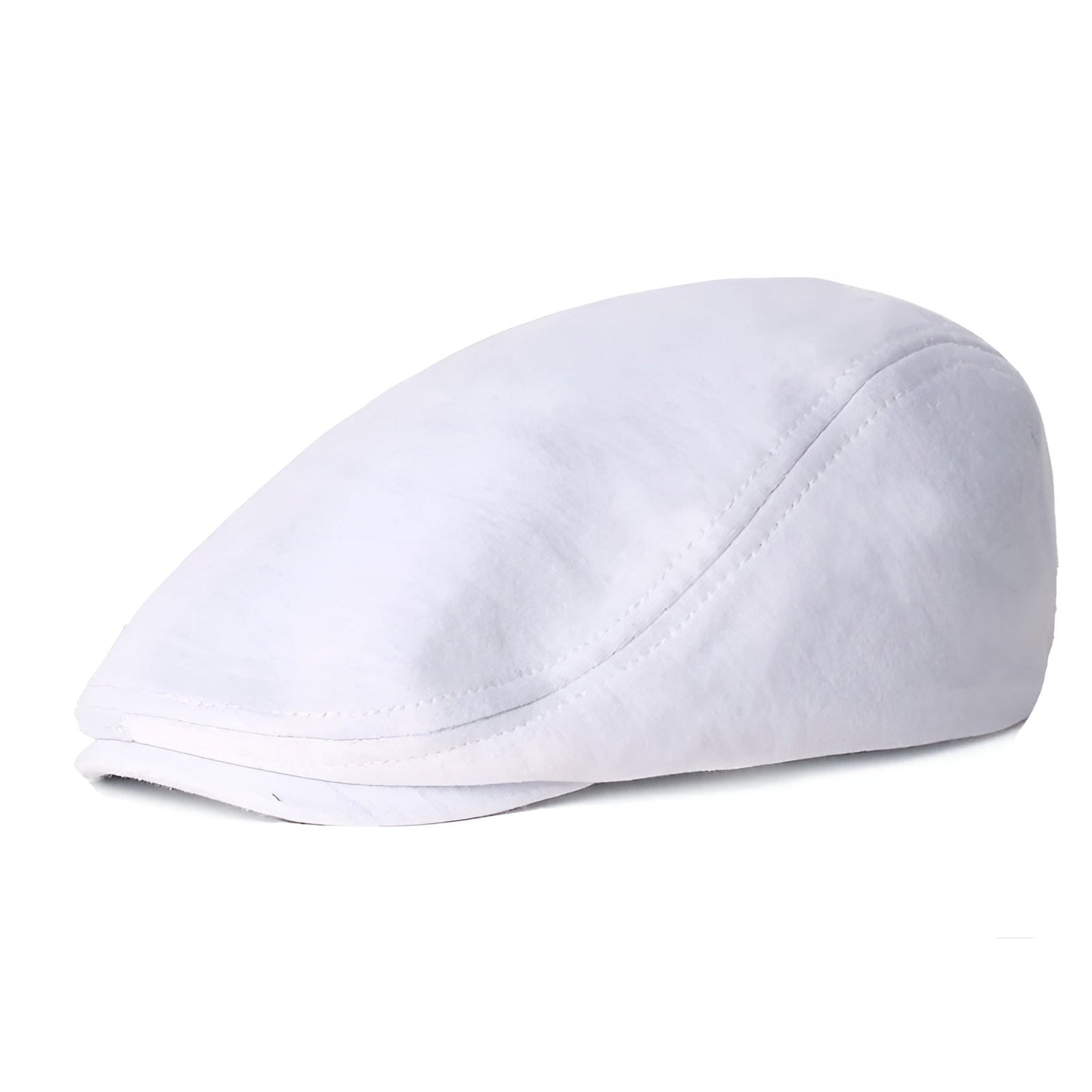 Homme souriant portant un béret, style quotidien soigné