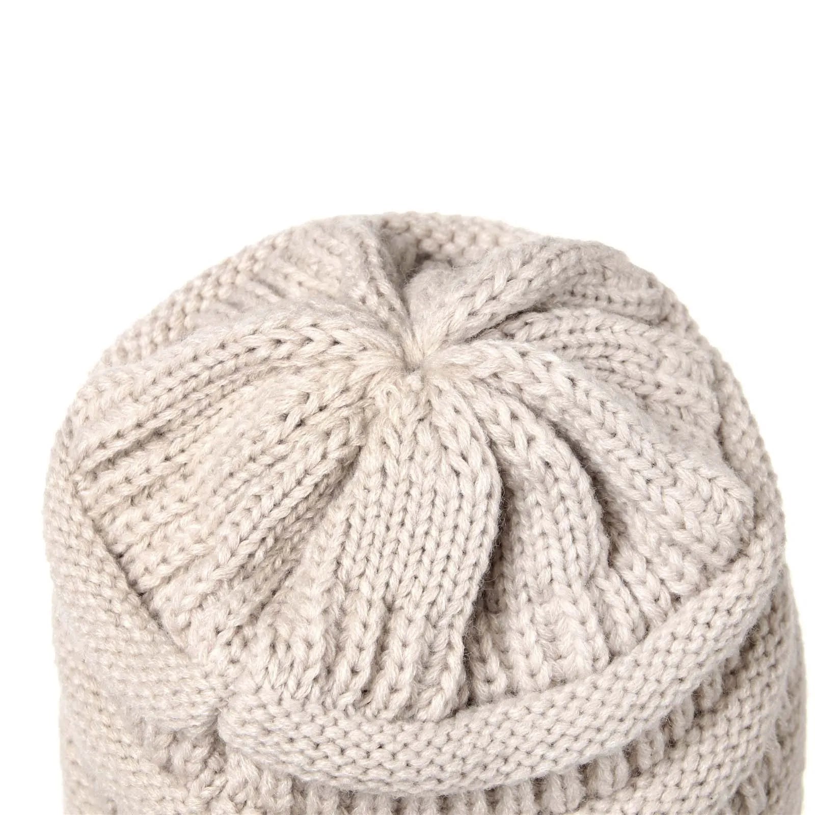 Vue de profil du bonnet en laine sur mannequin