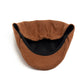 Détail de la couture fine d'un béret en daim beige