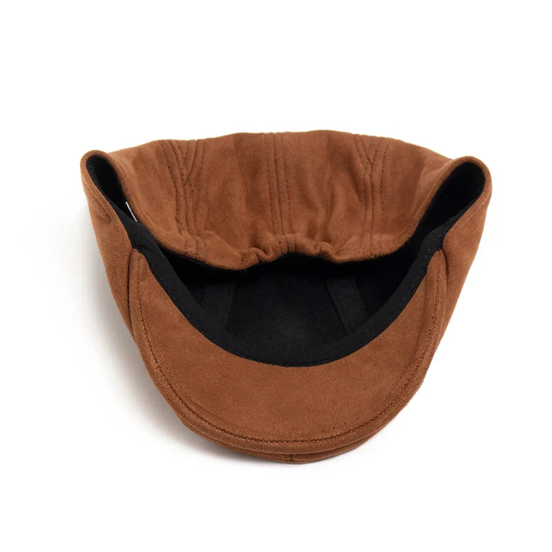 Détail de la couture fine d'un béret en daim beige