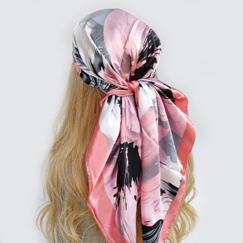 Foulard carré rose, idéal pour accessoire de mode ou chimio
