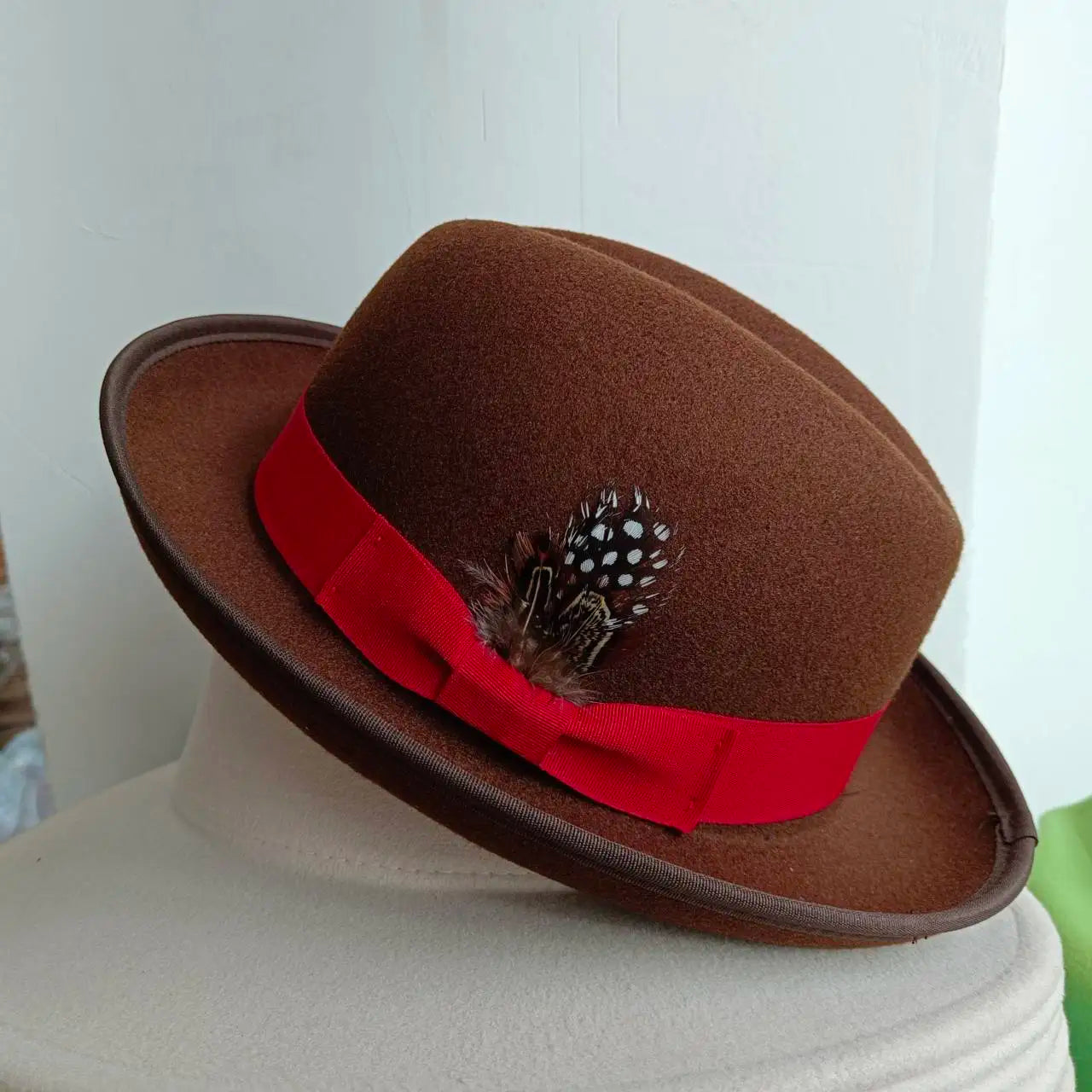 Chapeau melon avec détails de couture visibles sur le bord