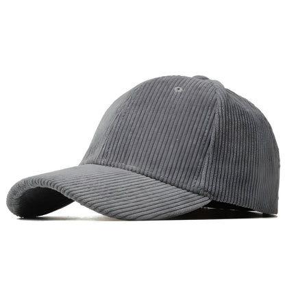 Casquette en velours sur fond neutre