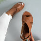 Sandales minimalistes assorties à une robe fluide