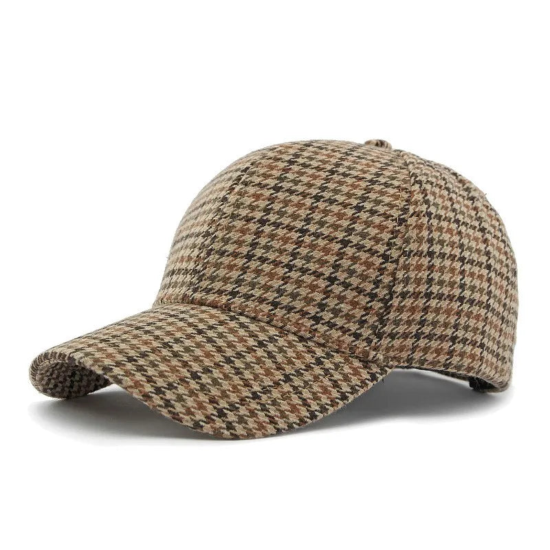 Casquette à carreaux sur une table, lumière naturelle