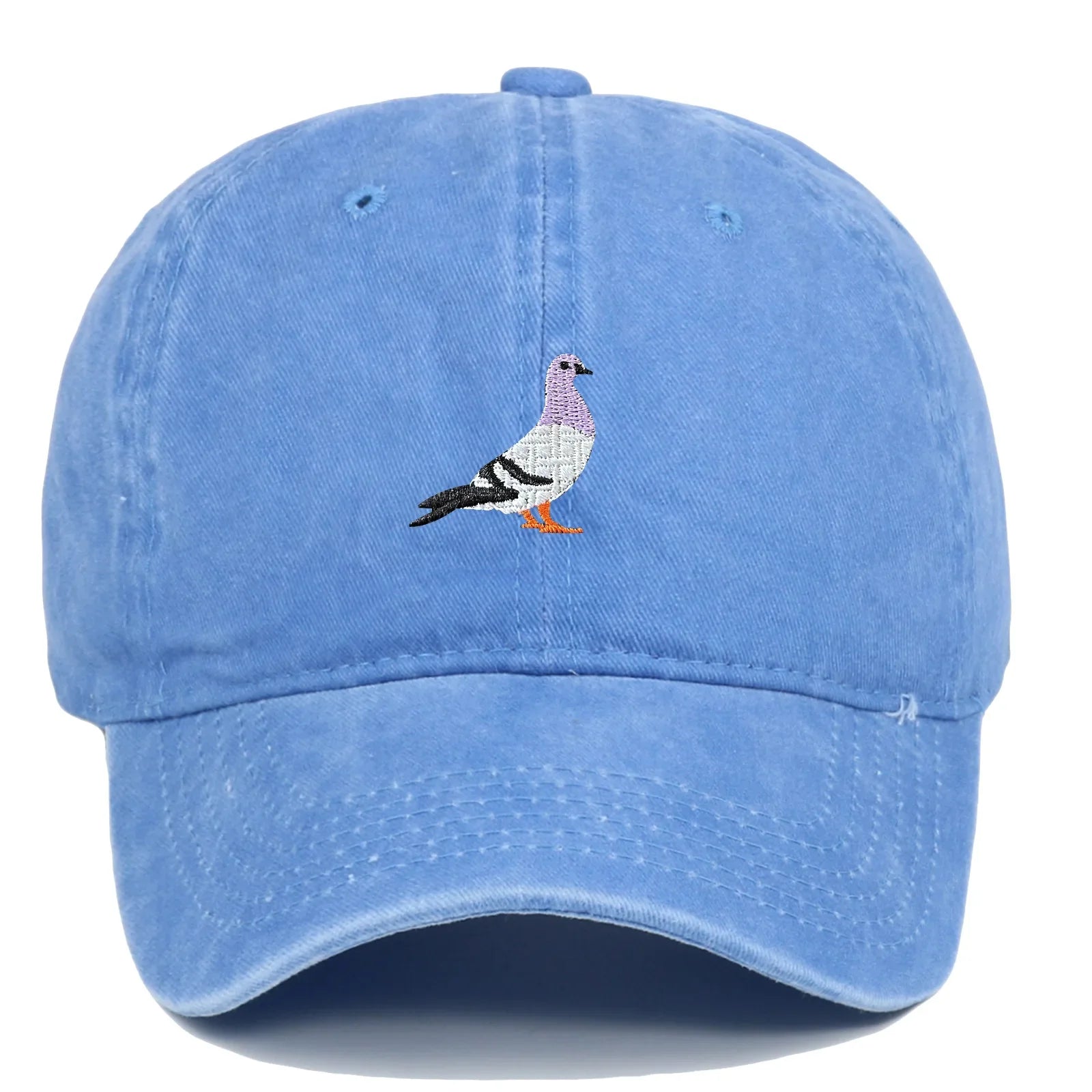 Détail de la broderie oiseau sur casquette urbaine