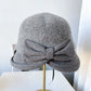 Chapeau cloche en feutre gris avec ruban noir élégant