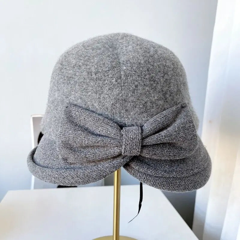 Chapeau cloche en feutre gris avec ruban noir élégant