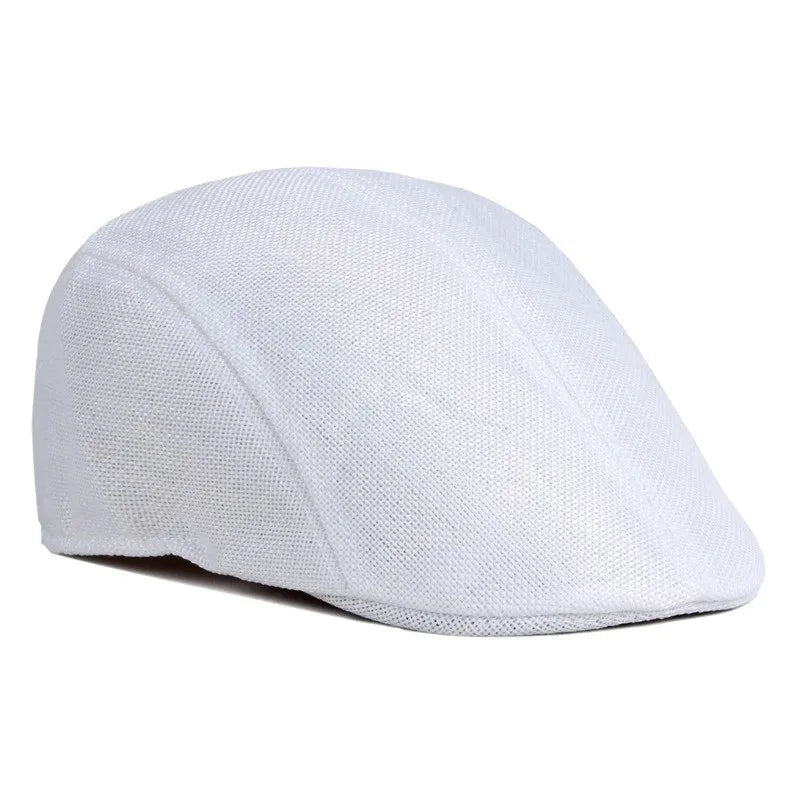 Béret en tissu texturé, posé sur une chaise