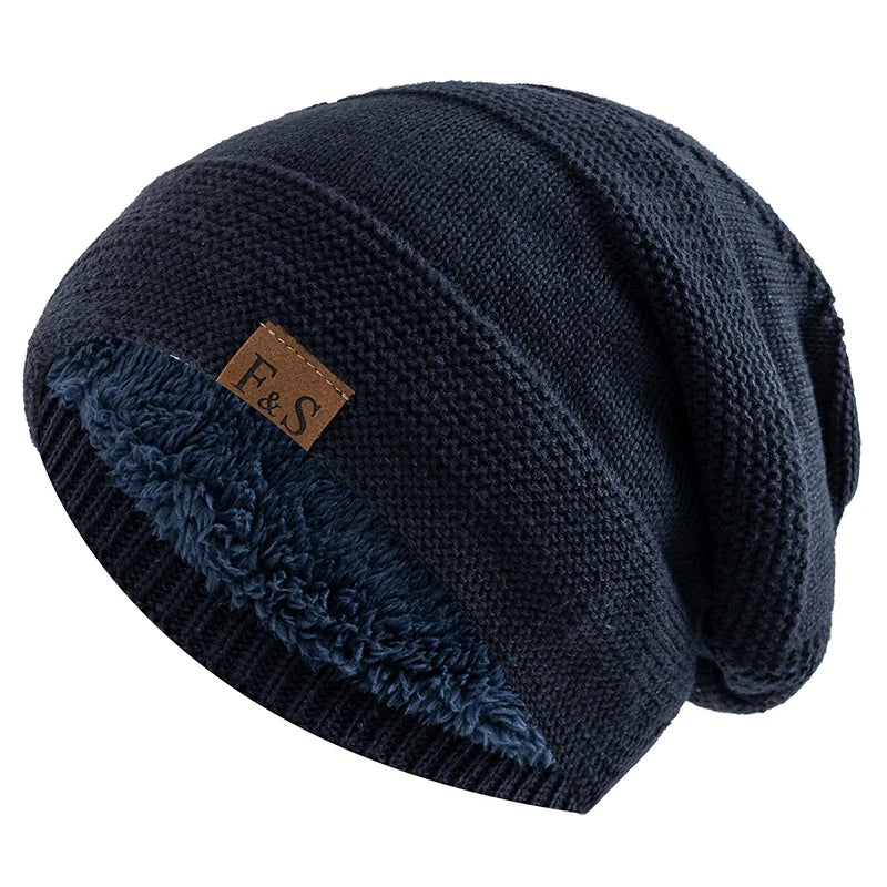 Bonnet rouge en gros plan, montrant la finesse du tricot