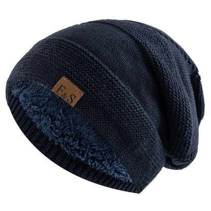 Bonnet rouge en gros plan, montrant la finesse du tricot