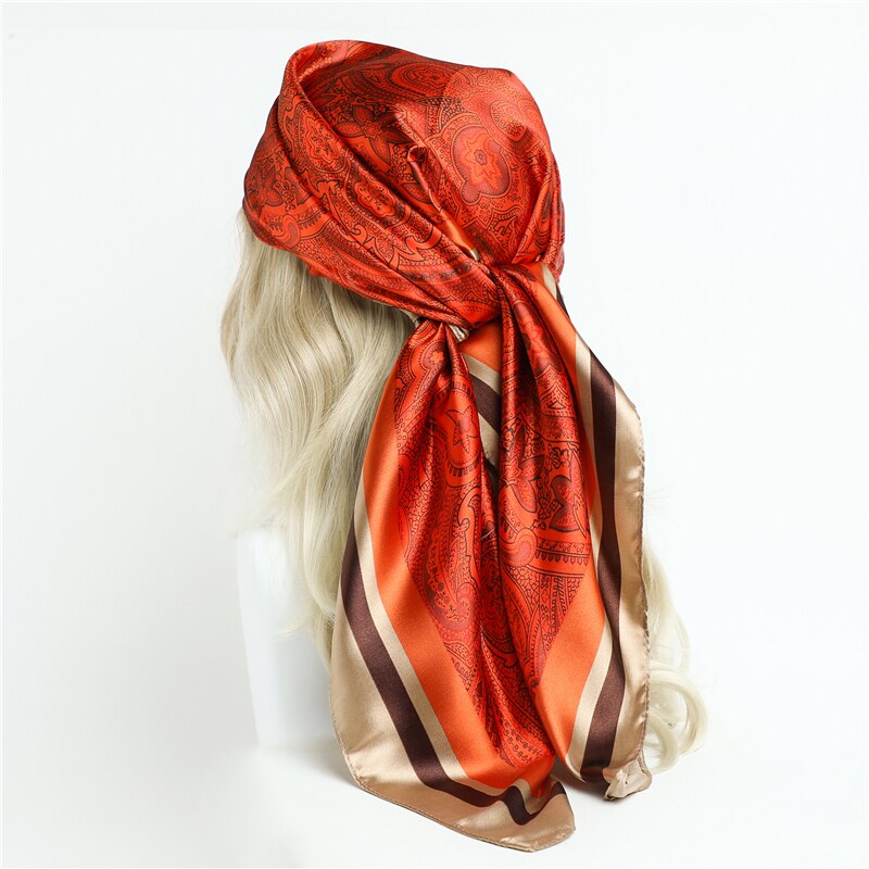 Foulard carré déplié, motifs dessinés sur fond rouge orangé