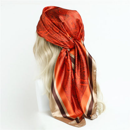 Foulard carré déplié, motifs dessinés sur fond rouge orangé
