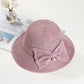 Chapeau de paille sur fond de plage et mer bleue
