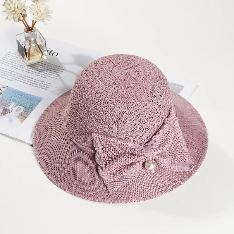 Chapeau de paille sur fond de plage et mer bleue