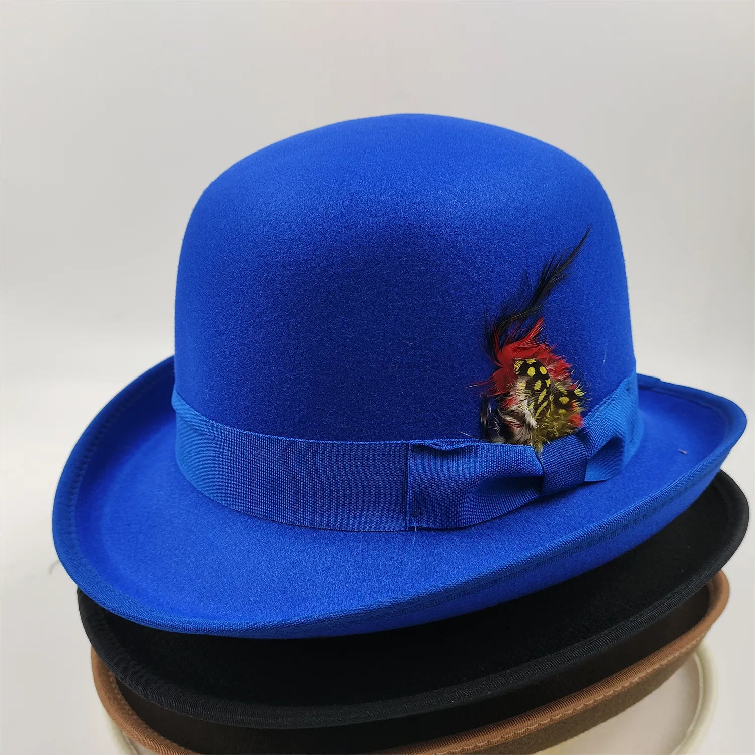 Vue latérale d'un chapeau melon sur une étagère