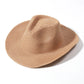 Chapeau de paille avec large bord, posé sur chaise