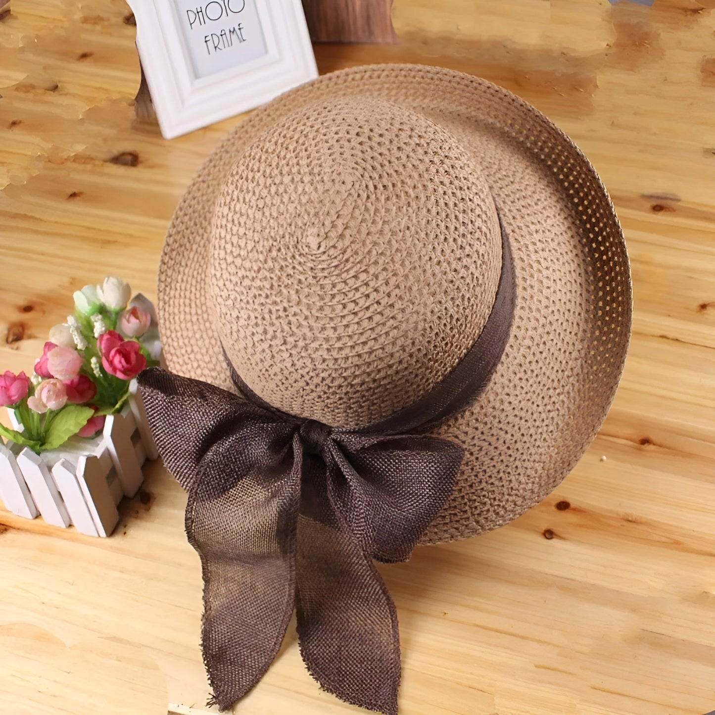 Gros plan sur la texture tressée d'un chapeau de paille