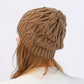 Détail du motif torsadé sur un bonnet en laine beige