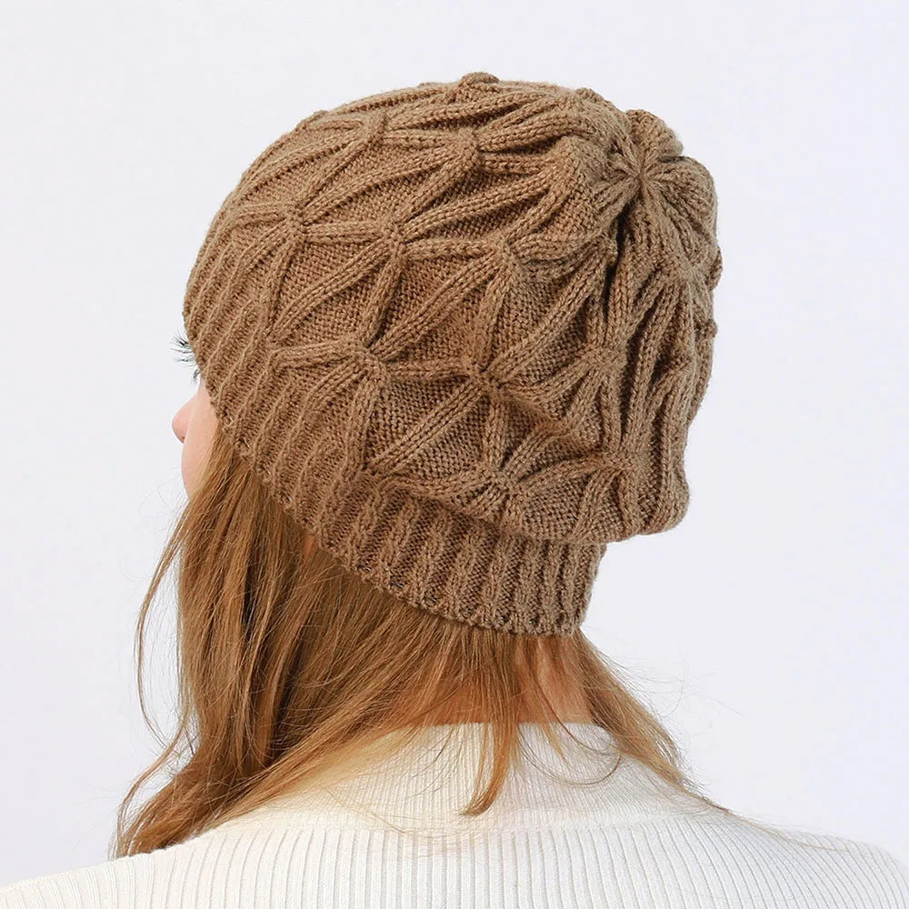Détail du motif torsadé sur un bonnet en laine beige