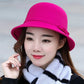 Femme souriante avec chapeau cloche, arrière-plan flou