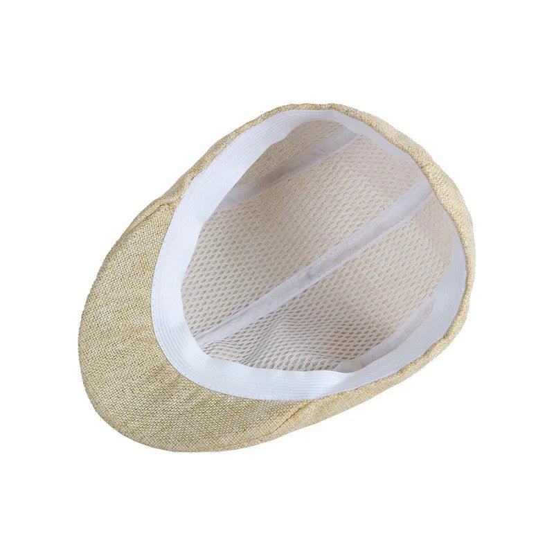 Homme souriant portant un béret, vue de profil