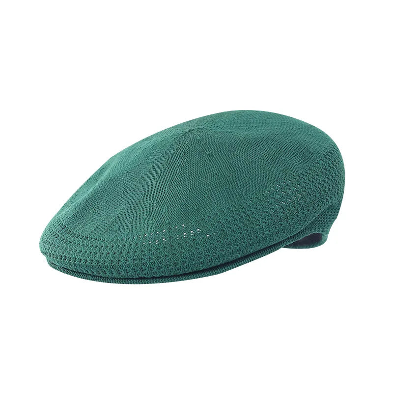 Béret ajustable posé à côté de lunettes de soleil
