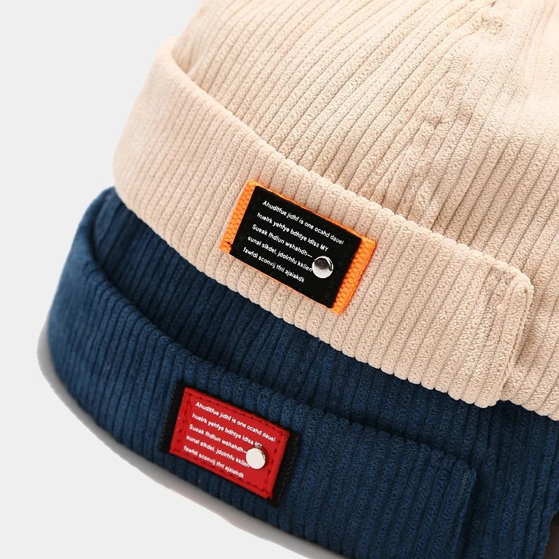 Bonnet bleu marine posé sur une surface en bois