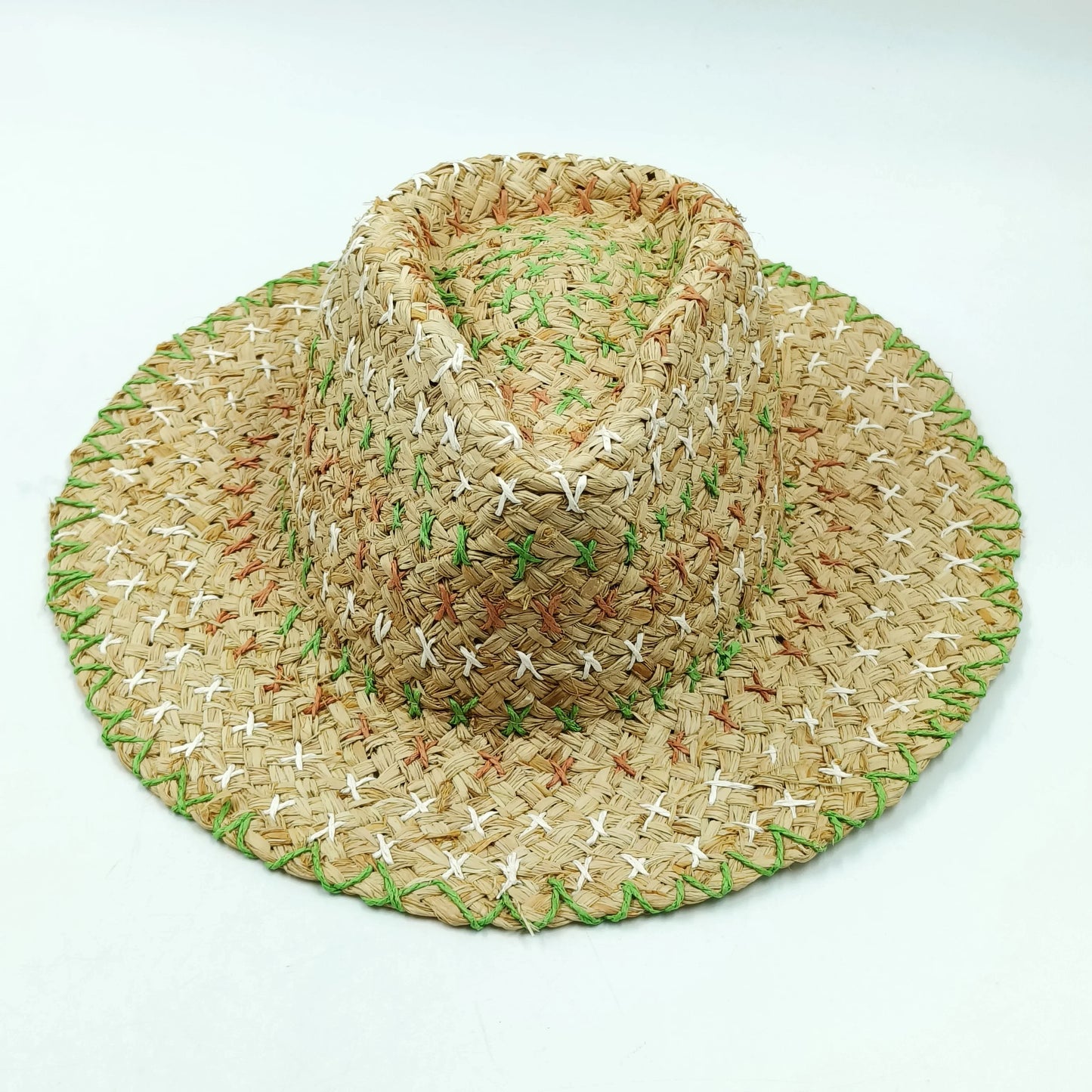 Chapeau de paille, broderies visibles sur toute la surface
