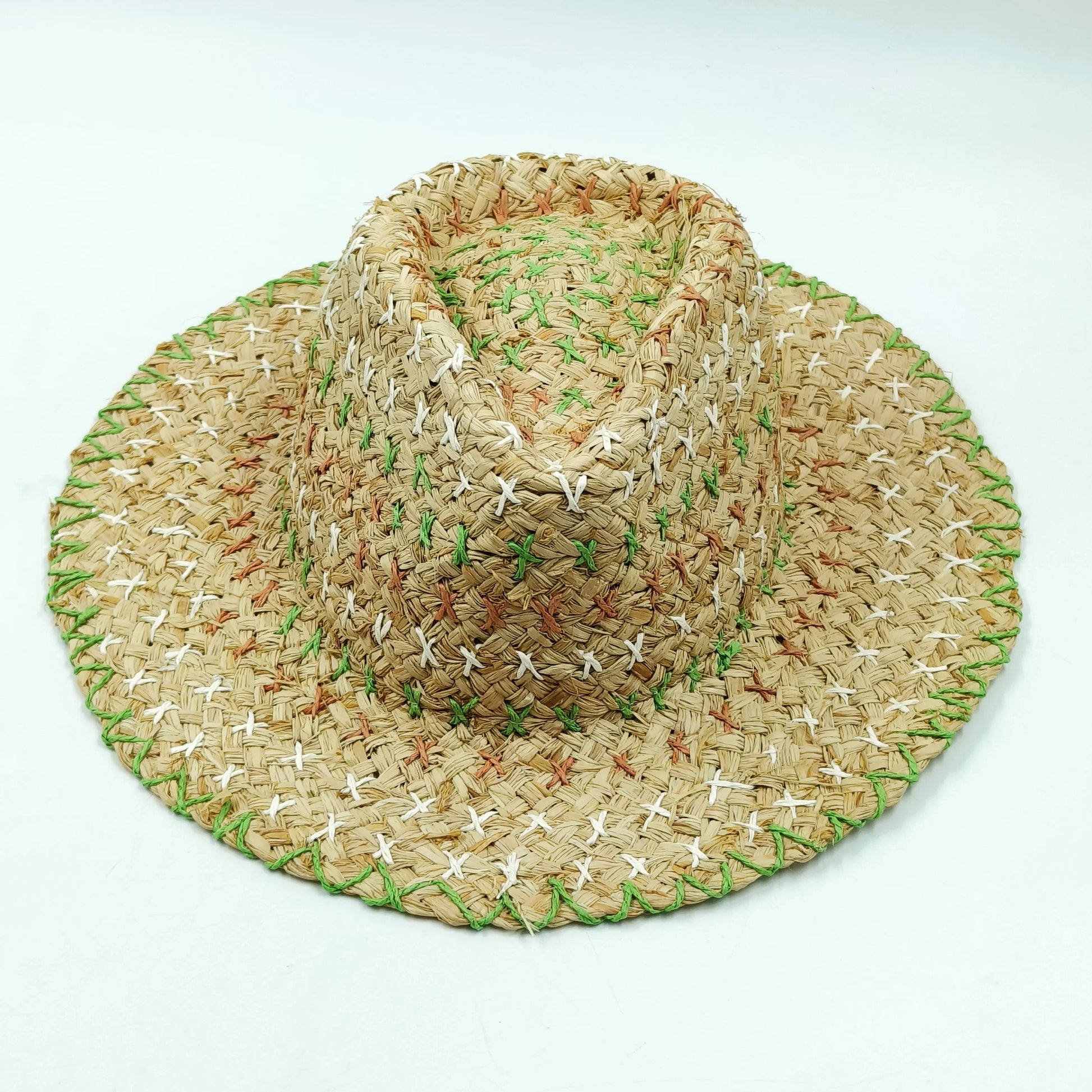 Chapeau de paille, broderies visibles sur toute la surface