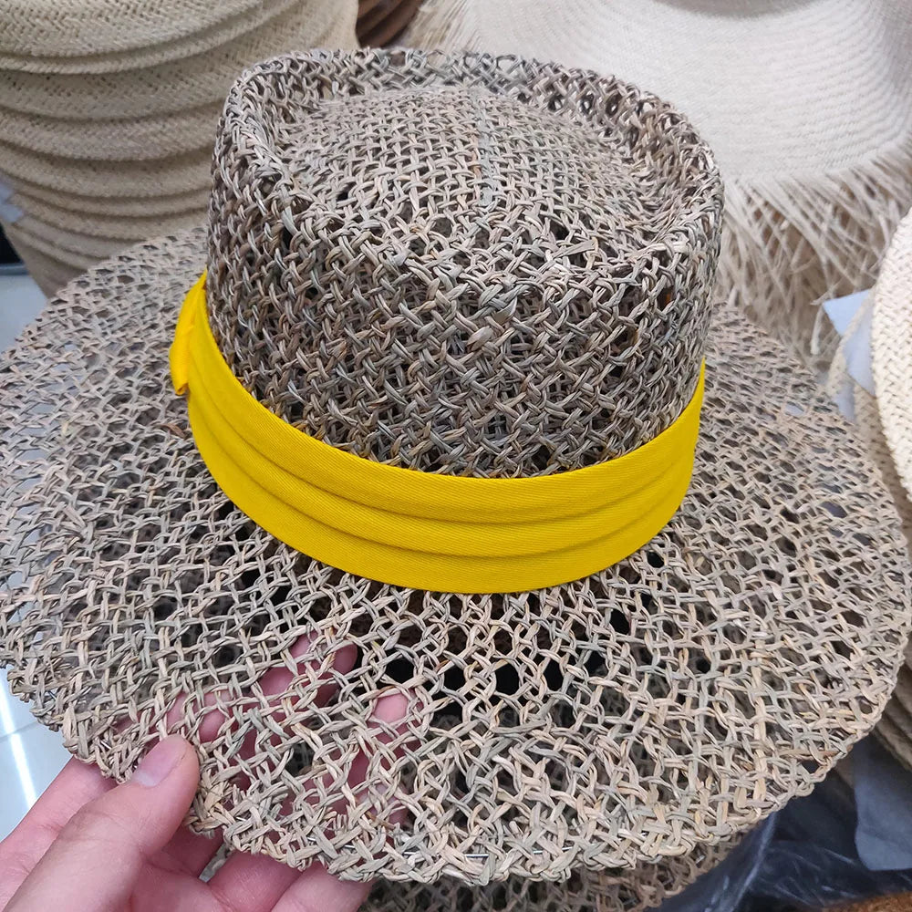 Chapeau de paille avec ombre projetée sur le sol