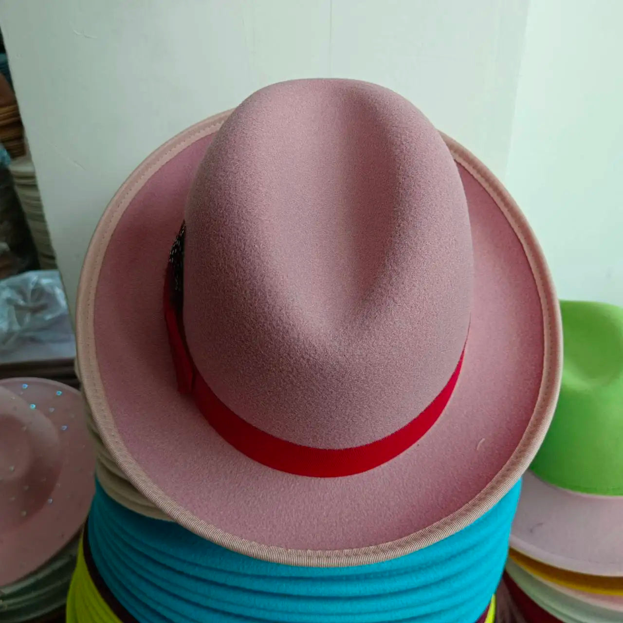 Chapeau melon ajustable avec plume décorative sur le côté
