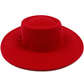 Chapeau fedora rouge vif sur un fond blanc minimaliste